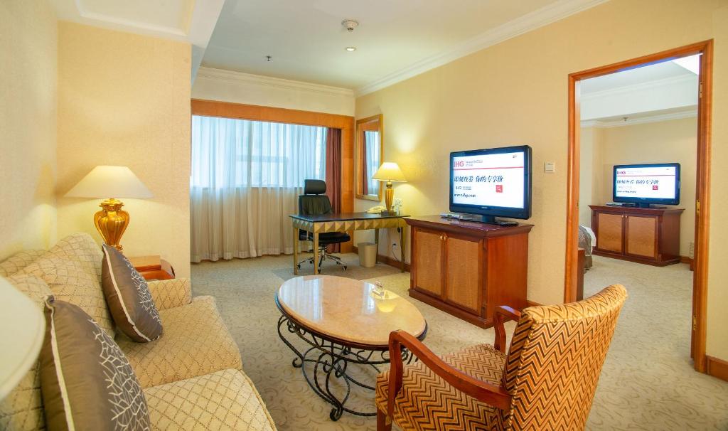 Сьюит (Представительский люкс с кроватью размера «king-size» и видом на море) отеля Crowne Plaza Qingdao, Циндао