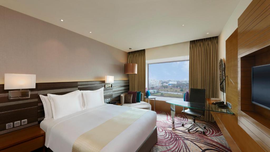 Двухместный (Executive King Room (15% Discount on F&B,Spa Services and Laundry)) отеля Holiday Inn Jaipur City Centre, Джайпур