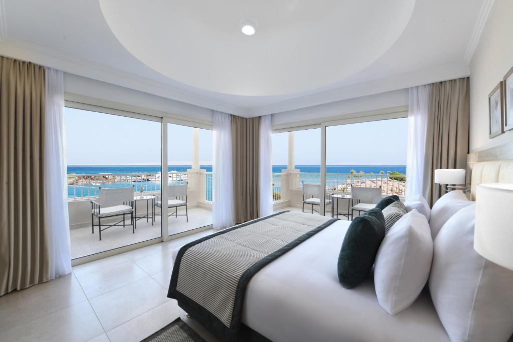 Сьюит (Представительский люкс с видом на море) курортного отеля Grand Plaza Hotel Hurghada, Хургада