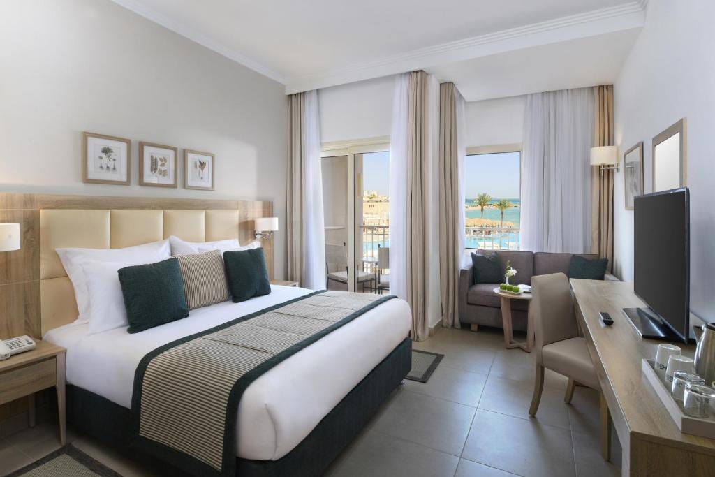 Двухместный (Улучшенный номер с кроватью размера «queen-size» и видом на бассейн) курортного отеля Grand Plaza Hotel Hurghada, Хургада