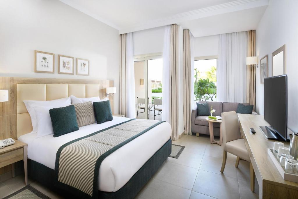 Двухместный (Улучшенный номер с кроватью размера «queen-size» и видом на сад) курортного отеля Grand Plaza Hotel Hurghada, Хургада