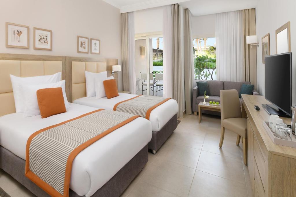 Двухместный (Улучшенный двухместный номер с 2 отдельными кроватями и видом на сад) курортного отеля Grand Plaza Hotel Hurghada, Хургада