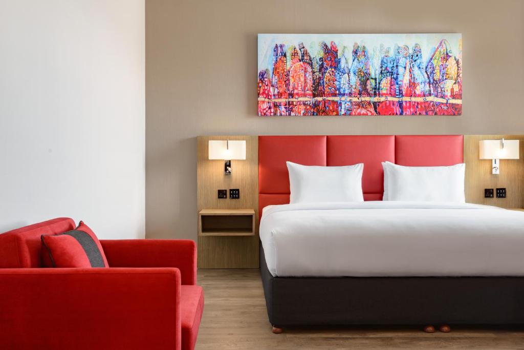 Сьюит (Люкс «Премиум» с кроватью размера «king-size») отеля Ramada Encore by Wyndham Muscat Al Ghubrah, Маскат