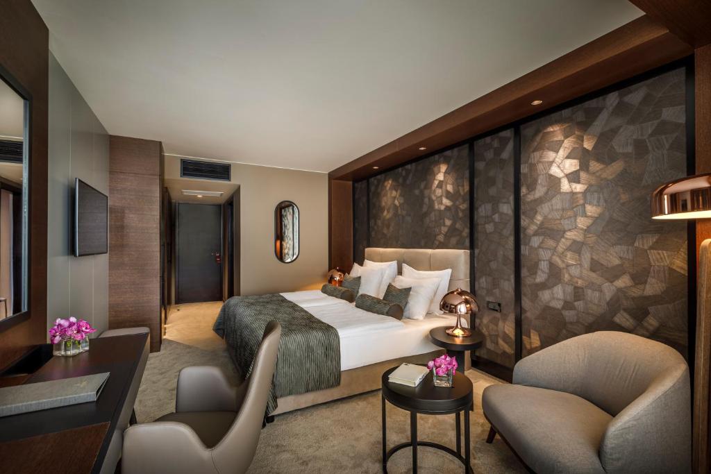 Двухместный (Улучшенный двухместный номер с 1 кроватью или 2 отдельными кроватями и видом на море) отеля Remisens Premium Hotel Ambasador, Опатия