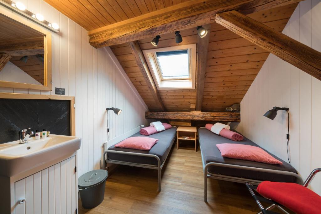Двухместный (Двухместный номер с 2 отдельными кроватями) хостела Balmers Backpackers Hostel, Интерлакен