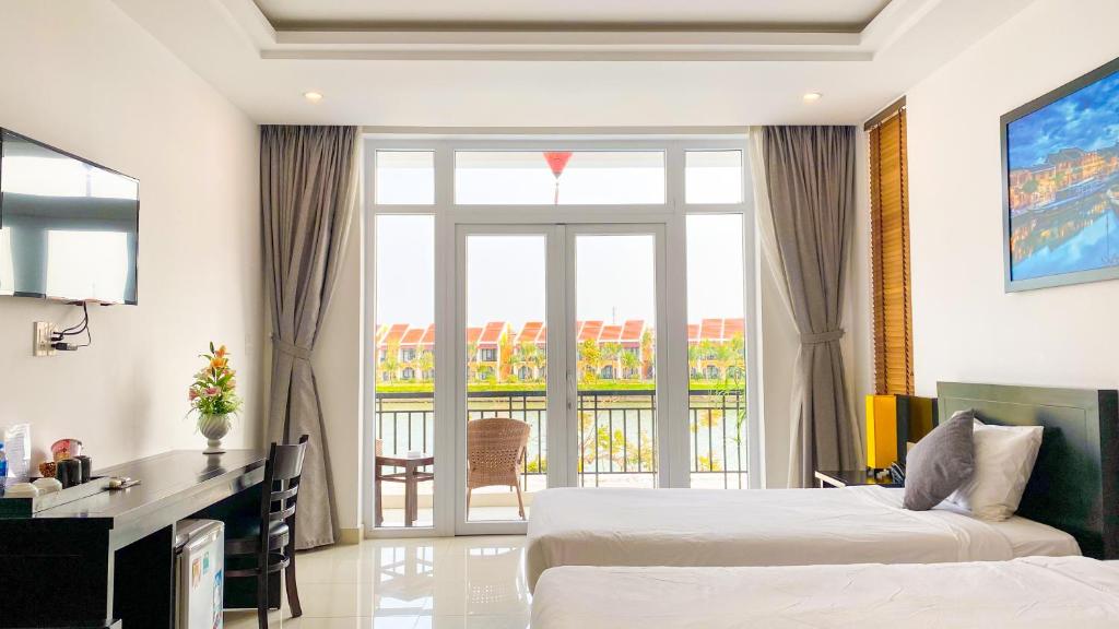 Двухместный (Двухместный номер Делюкс с 2 отдельными кроватями, балконом и видом на реку) отеля Riverside White House Villas, Хойан
