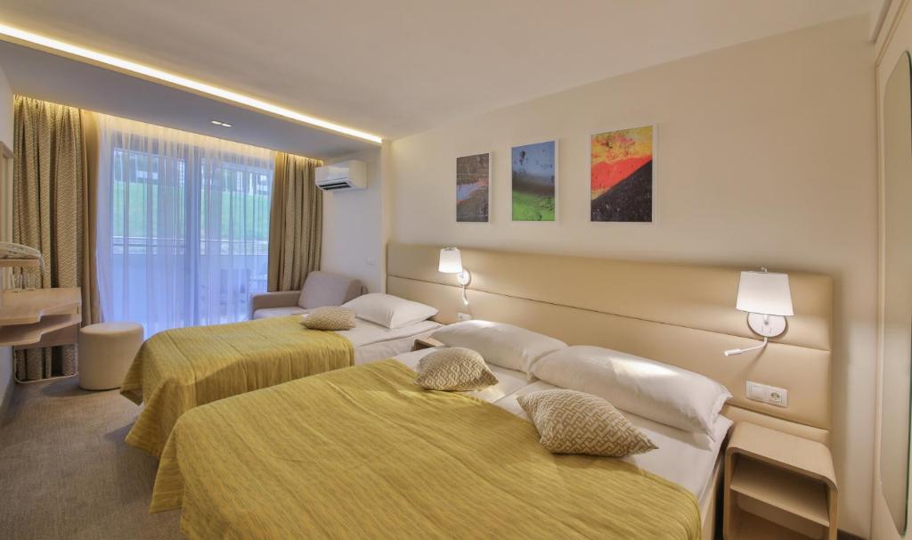 Двухместный (Двухместный номер Делюкс с 1 кроватью или 2 отдельными кроватями и бесплатным доступом в аквапарк) отеля Hotel PrimaSol Ralitsa Superior All Inclusive, Албена