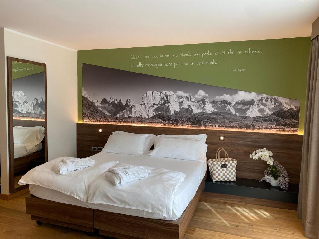 Двухместный (Двухместный номер Делюкс с 1 кроватью или 2 отдельными кроватями и террасой) отеля Dolomeet Boutique Hotel, Мадонна-ди-Кампильо