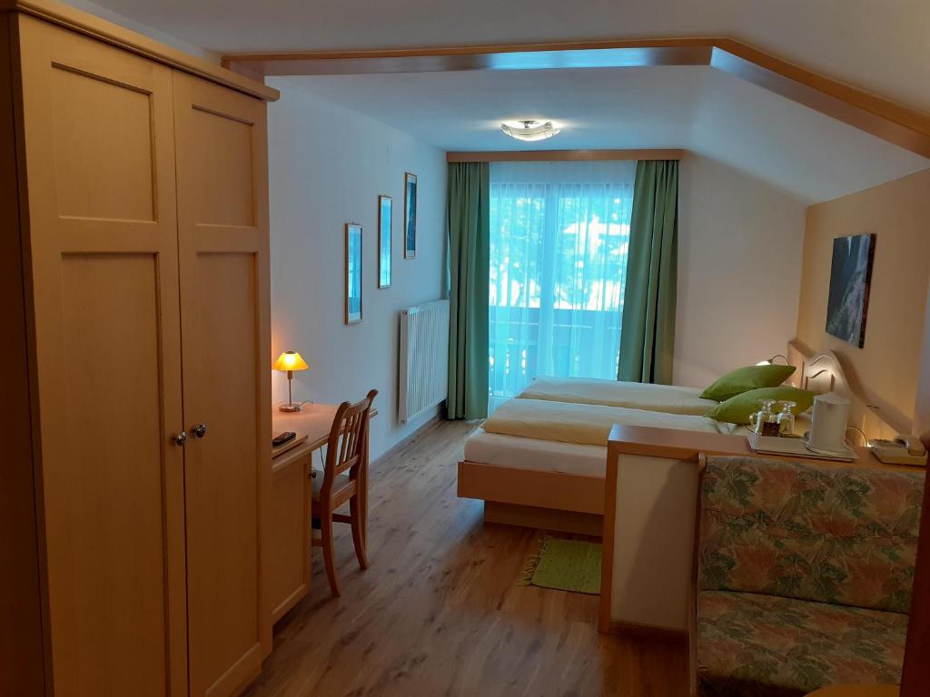 Двухместный (Двухместный номер «Комфорт» с 1 кроватью) гостевого дома Gasthof Pension Hirlatz, Халльштатт