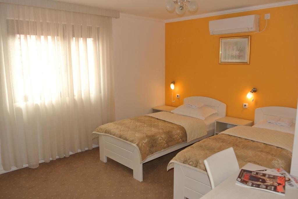 Двухместный (Двухместный номер «Комфорт» с 2 отдельными кроватями) отеля Garni Hotel Beograd, Неготин