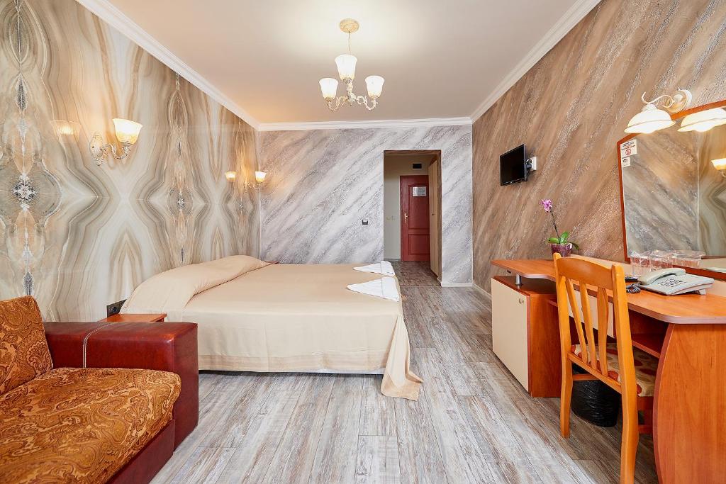 Двухместный (Двухместный номер с 1 кроватью и балконом (для 2 взрослых и 1 ребенка)) отеля St.St.Petar and Pavel Hotel & Relax Center, Поморие