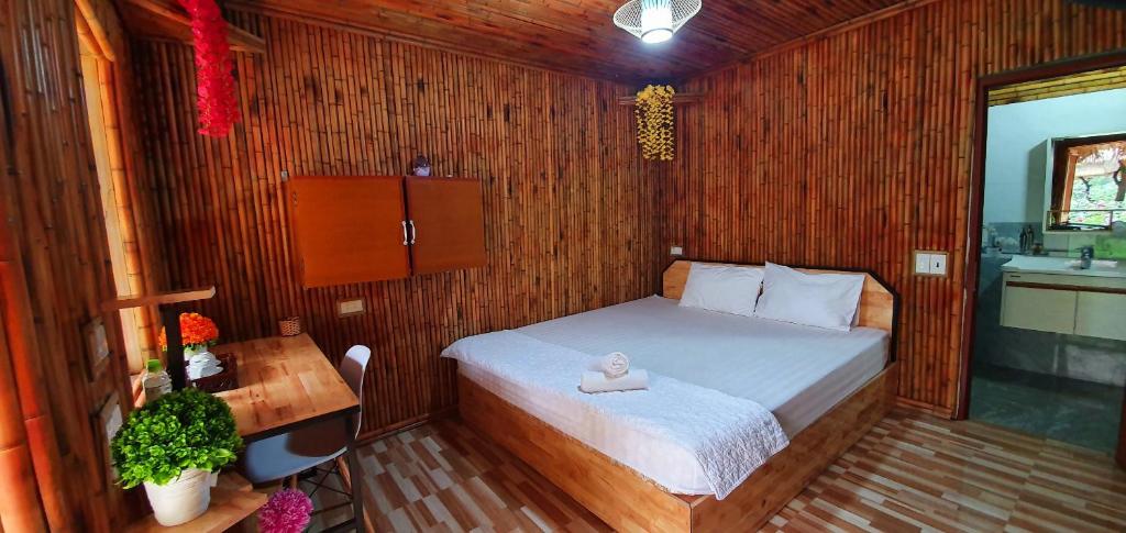 Двухместный (Двухместный номер с 1 кроватью и террасой) семейного отеля Quoc Khanh Bamboo Homestay, Ниньбинь