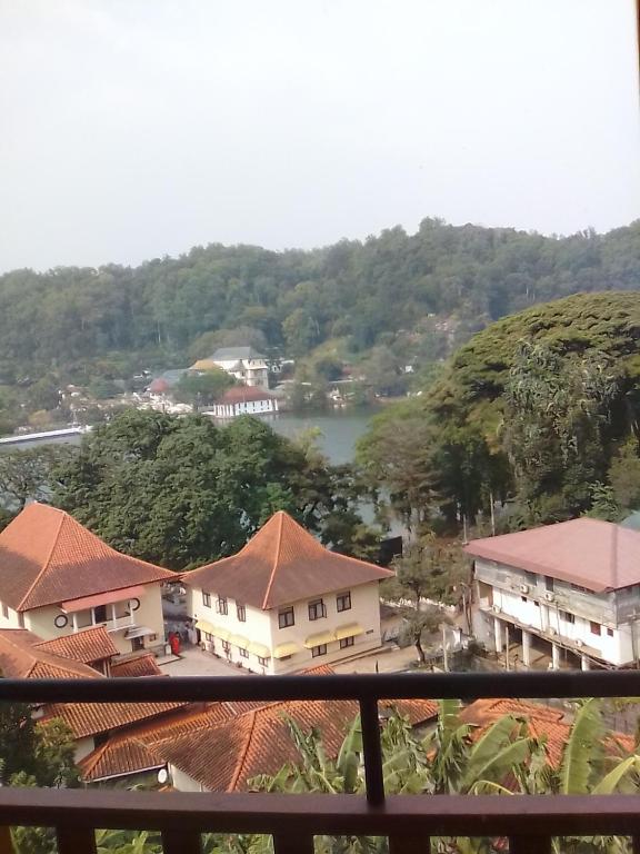 Двухместный (Двухместный номер Делюкс с балконом и видом на озеро) отеля Heaven Seven Kandy, Канди