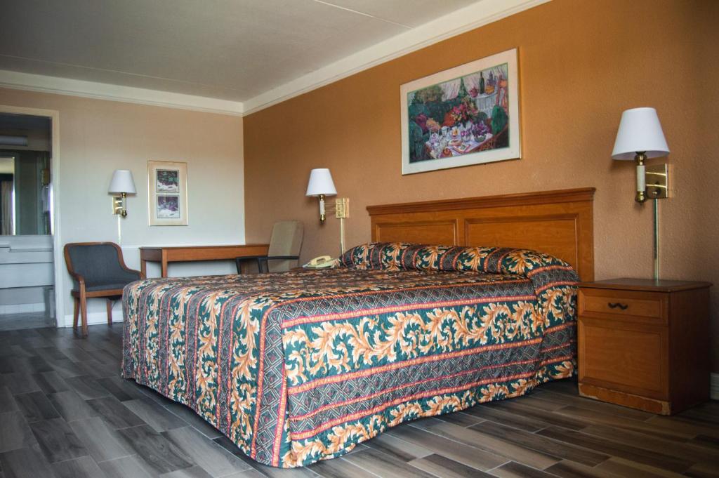 Двухместный (Номер с кроватью размера «king-size») мотеля America's Inn Houston/Stafford /Sugarland, Хьюстон