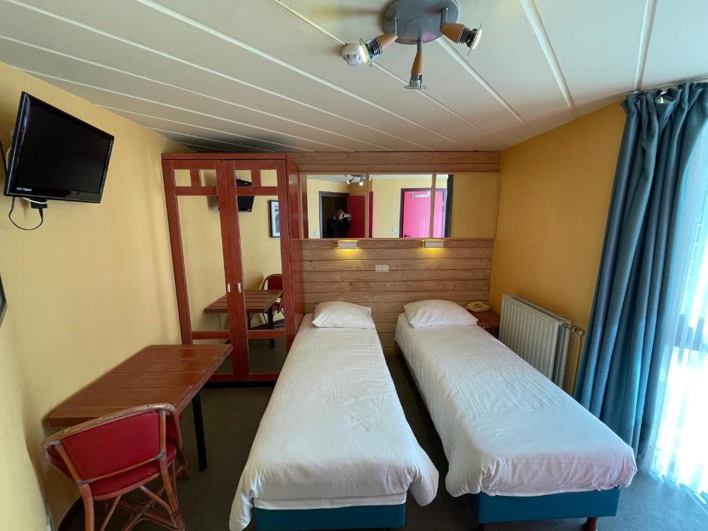Двухместный (Двухместный номер с 1 кроватью или 2 отдельными кроватями) отеля Hotel Les Arcades, Ла-Рош-ан-Арден