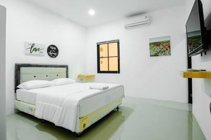 Двухместный (Номер Делюкс с кроватью размера «queen-size») отеля ZEN Rooms Kemang Raya, Джакарта