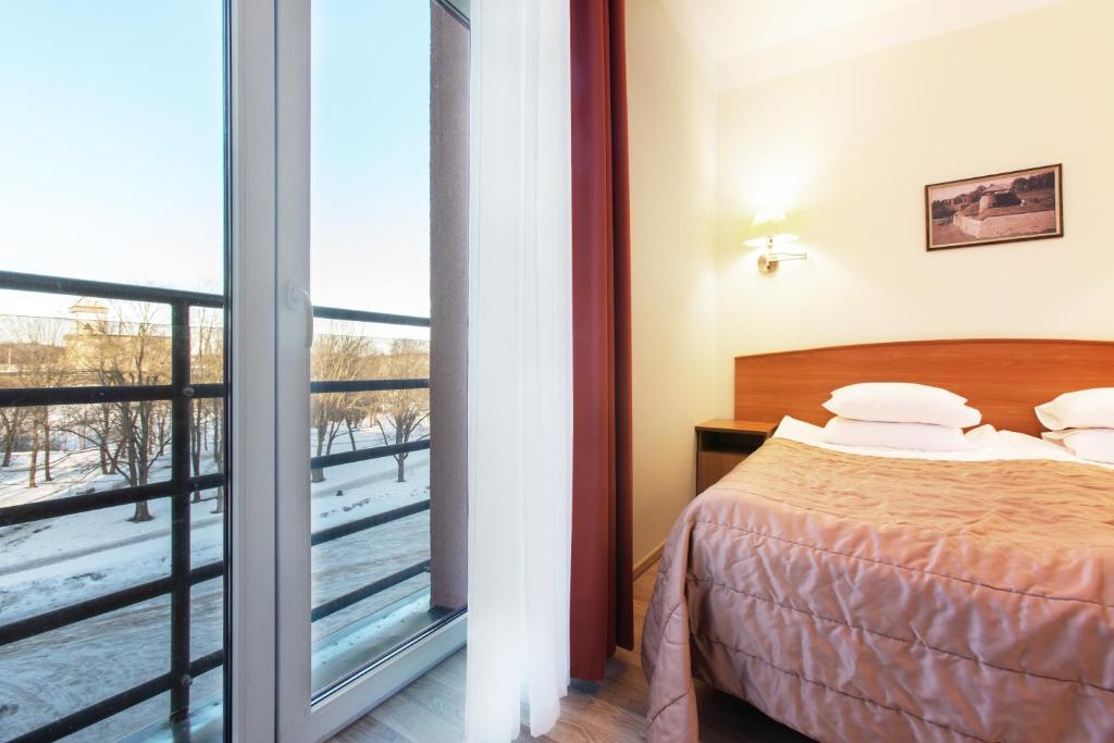 Двухместный (Улучшенный двухместный номер с 1 кроватью или 2 отдельными кроватями) отеля Narva Hotell, Нарва