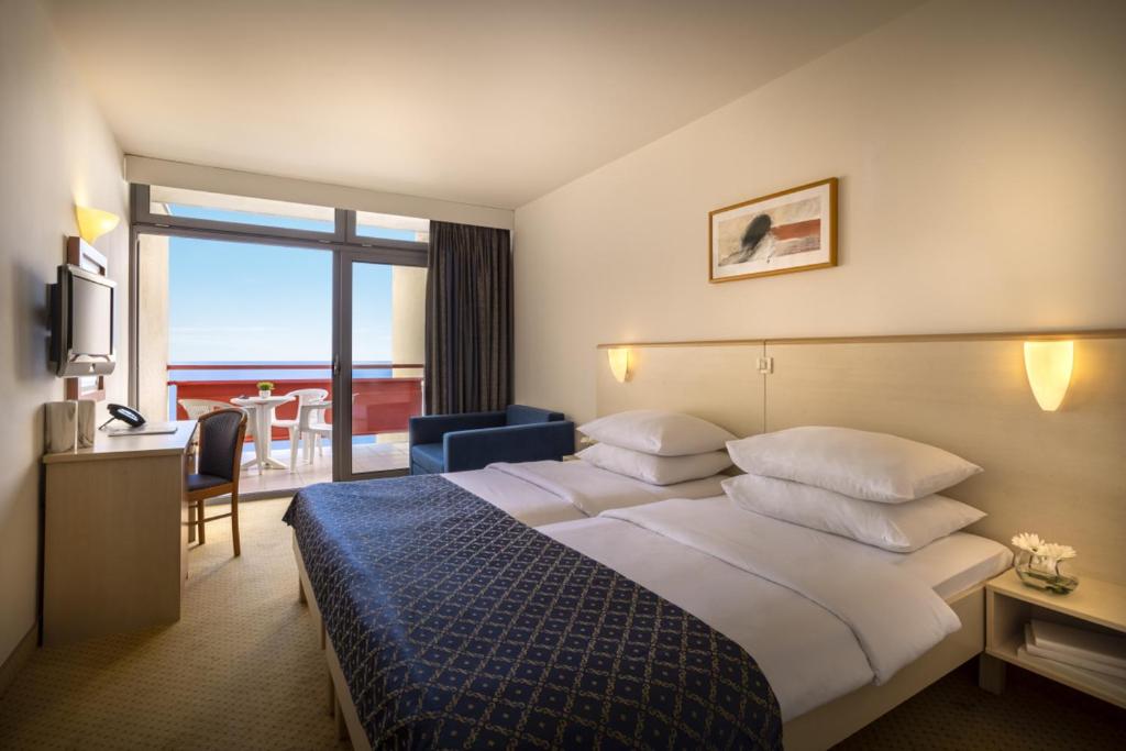 Трехместный (Улучшенный трехместный номер с балконом и видом на море) отеля Valamar Rubin Hotel, Пореч