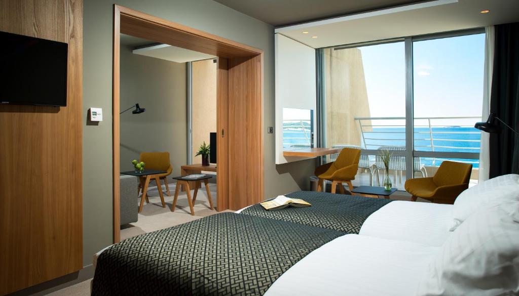Сьюит (Специальное предложение - Полулюкс с видом на море и балконом - Трансфер до аэропорта) отеля Hotel Dubrovnik Palace, Дубровник
