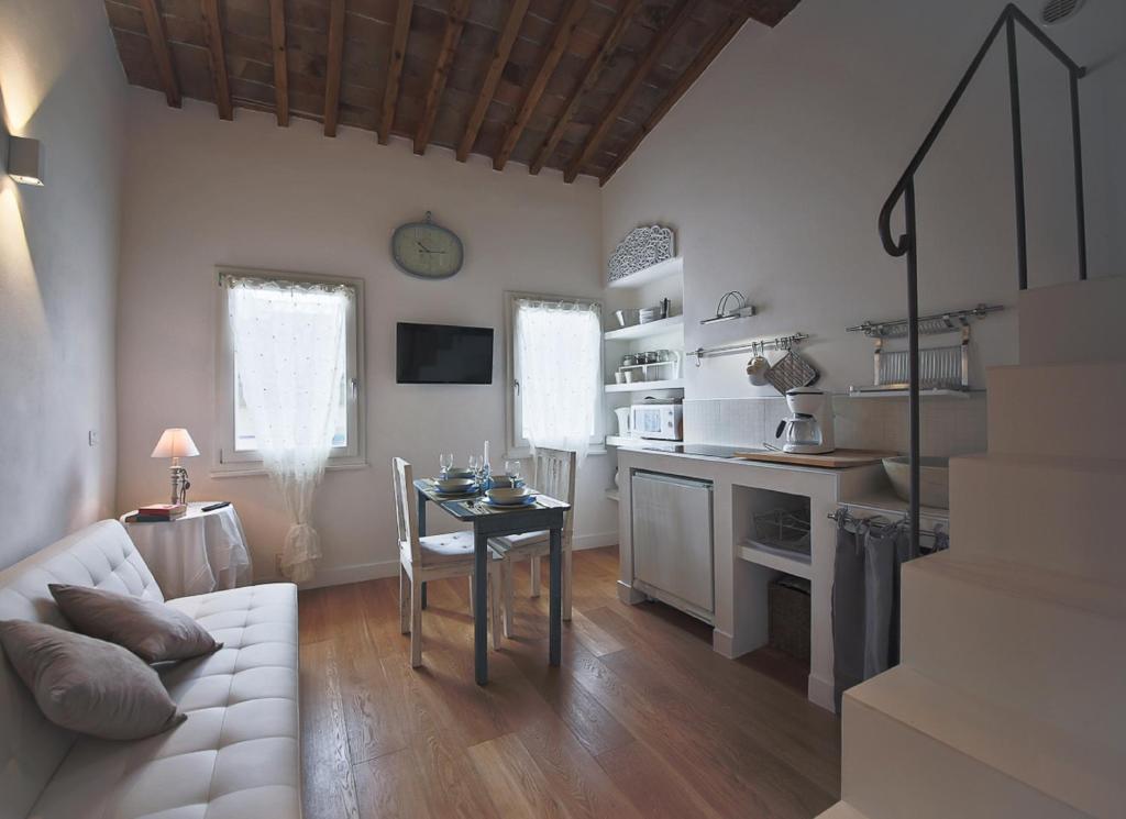 Апартаменты (Апартаменты с 2 спальнями - Двухуровневые - Via Faenza 10), Apartments Florence- Duomo