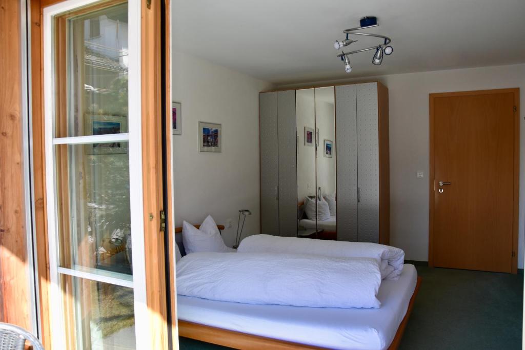 Апартаменты (Apartment with Open Bathroom and Mountain View), Schnider Bed&Breakfast und Café