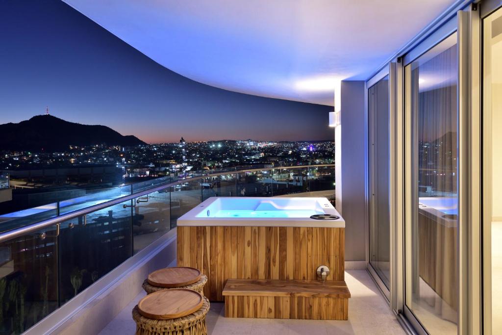 Сьюит (Infinity King with Hot Tub) отеля Cabo Villas Beach Resort & Spa, Кабо-Сан-Лукас