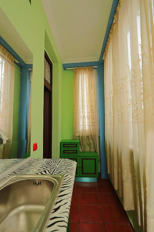 Двухместный (Двухместный номер с 2 отдельными кроватями и общей ванной комнатой) гостевого дома LIKE HOME Guest House - Hristo Botev, София