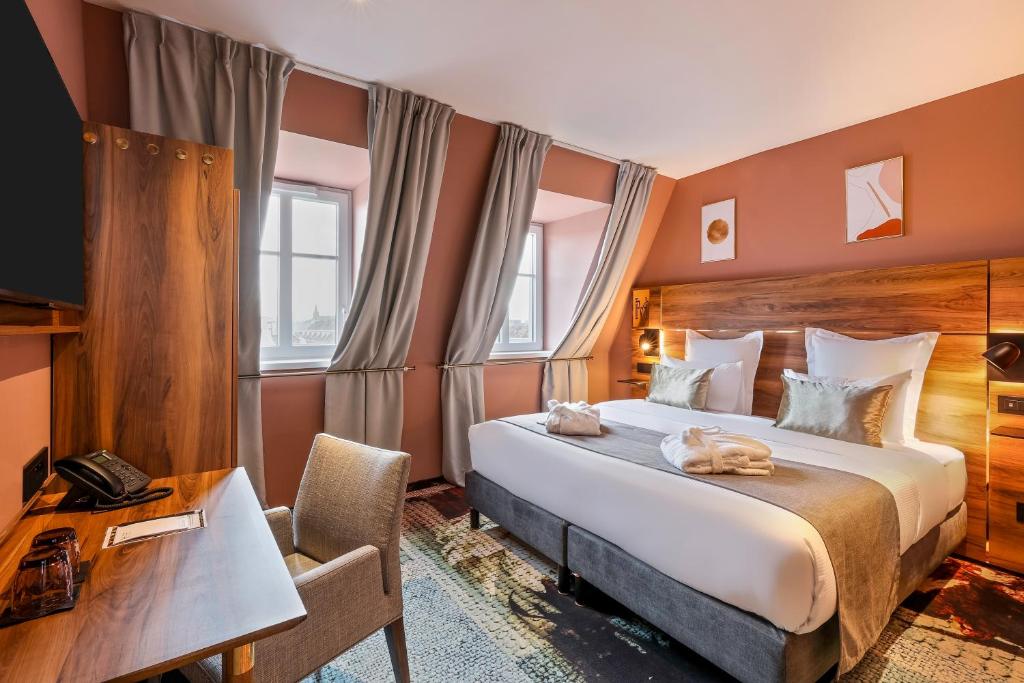 Сьюит (Люкс с кроватью размера «king-size» и диваном-кроватью) отеля Hôtel des Vosges, Страсбург