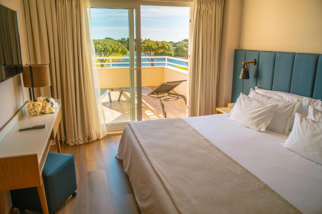Сьюит (Люкс с балконом) отеля Hotel Quinta da Marinha Resort, Кашкайш
