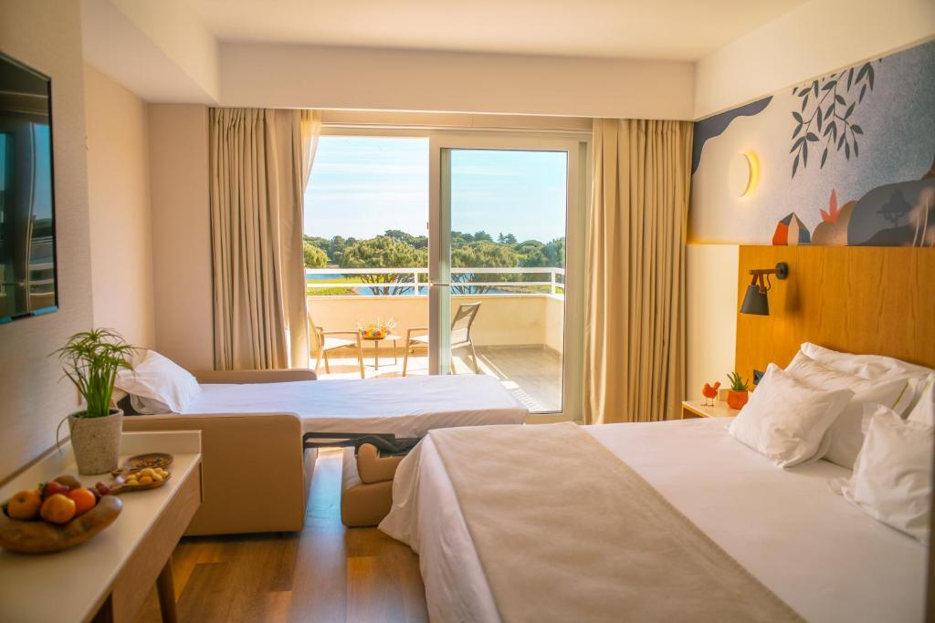 Трехместный (Улучшенный трехместный номер) отеля Hotel Quinta da Marinha Resort, Кашкайш