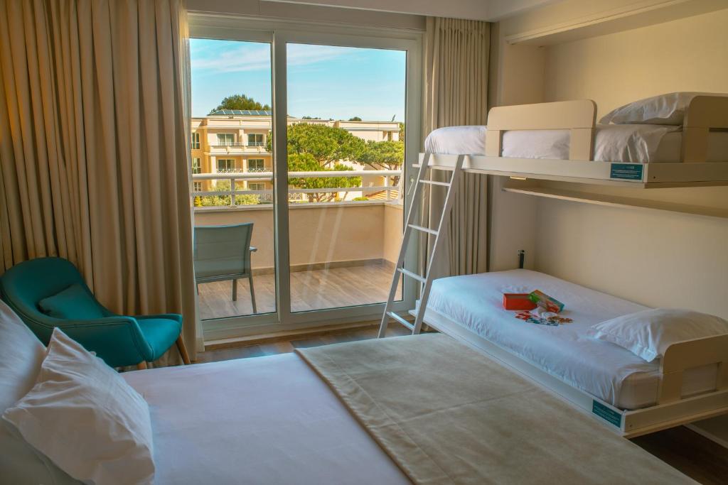 Семейный (Семейный номер с балконом) отеля Hotel Quinta da Marinha Resort, Кашкайш