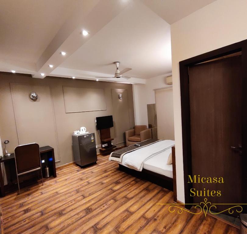 Двухместный (Двухместный номер Делюкс с 1 кроватью и балконом) отеля Micasa Suites, Гургаон