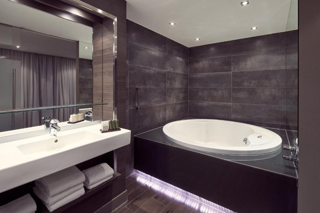 Двухместный (Роскошный улучшенный номер с гидромассажной ванной) отеля Van der Valk Hotel Gilze-Tilburg, Берген-оп-Зом