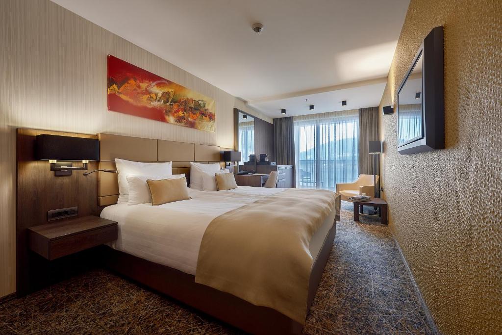 Двухместный (Улучшенный номер с кроватью размера «queen-size») отеля Hotel Zeta, Будва
