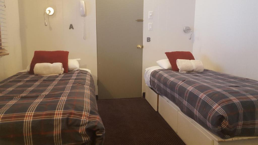 Номер (Односпальная кровать в общем номере для женщин с общей ванной комнатой) отеля St Moritz Lodge and Condominiums, Аспен
