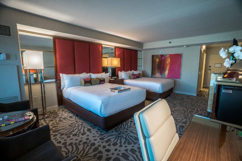 Двухместный (Номер «Гранд» 2 кроватями размера «queen-size», вид на бульвар Стрип) курортного отеля MGM Grand, Лас-Вегас