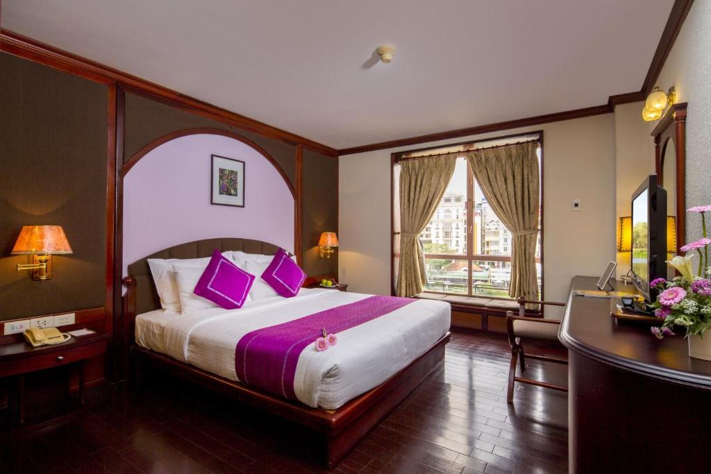 Двухместный (Большой двухместный номер с 1 кроватью) отеля TTC Hotel Premium Da Lat, Далат