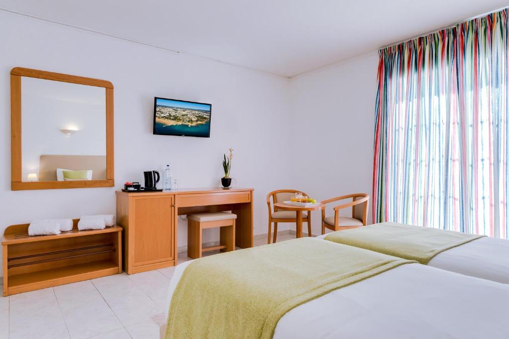 Двухместный (Двухместный номер с 1 кроватью или 2 отдельными кроватями (для 2 взрослых и 1 ребенка)) отеля Monica Isabel Beach Club, Албуфейра