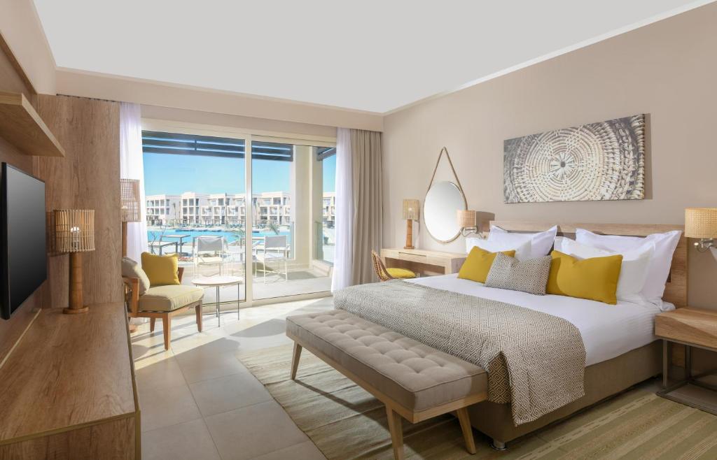 Двухместный (Улучшенный номер с кроватью размера «queen-size» и боковым видом на море) отеля Steigenberger Resort Ras Soma, Хургада