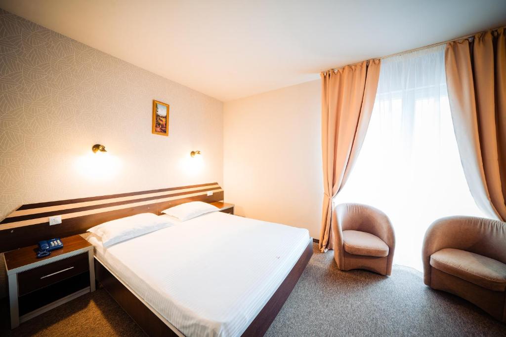 Двухместный (Улучшенный двухместный номер Делюкс с 1 кроватью или 2 отдельными кроватями) курортного отеля Diana Resort, Бэиле-Херкулане