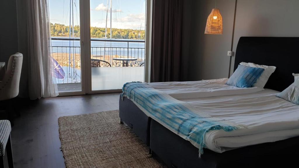Двухместный (Superior Room with Twin Beds, Balcony and Sea View) отеля Pier 16, Лидинго