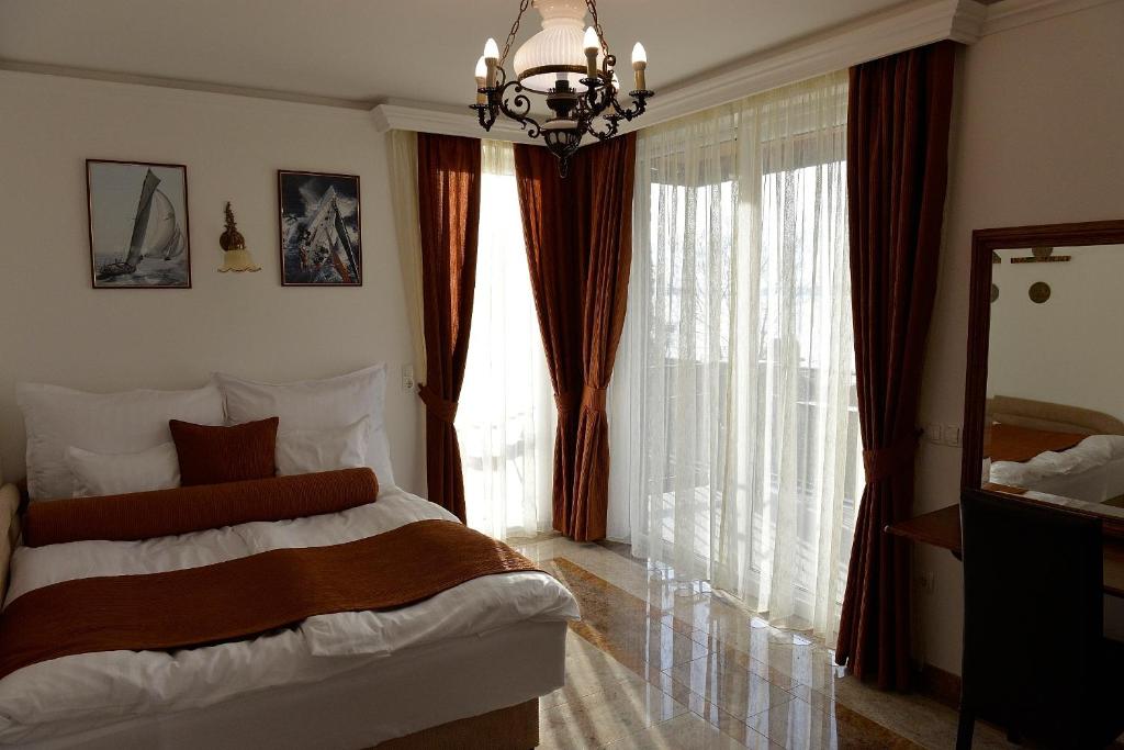 Двухместный (Двухместный номер с 1 кроватью, вид на озеро) гостевого дома Gránit Villa, Балатонсарсо