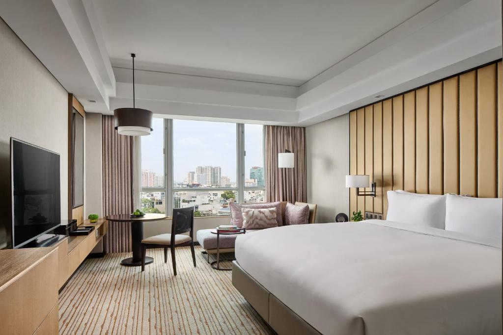 Двухместный (Mother's Day Campaign - Club Lounge access, Daily breakfast and Evening cocktail for 2 persons, Full access to the hotel gym and swimming pool), New World Hotel Saigon