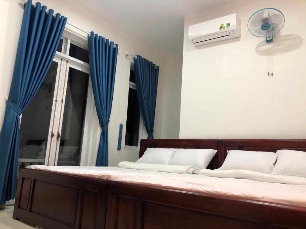 Двухместный (Двухместный номер Делюкс с 1 кроватью и балконом) отеля Hotel Diễm My, Куинён