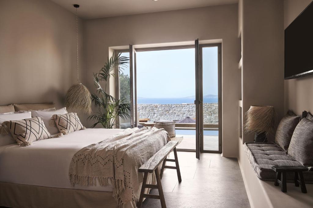 Сьюит (Улучшенный люкс с собственным бассейном и видом на море) отеля Habitat Mykonos All Suite Hotel, Агиос-Стефанос, Эгейские острова