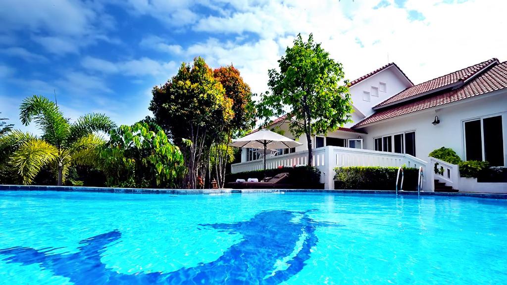 Вилла (Вилла с 4 спальнями и бассейном) курортного отеля Vietstar Resort & Spa, Туихоа