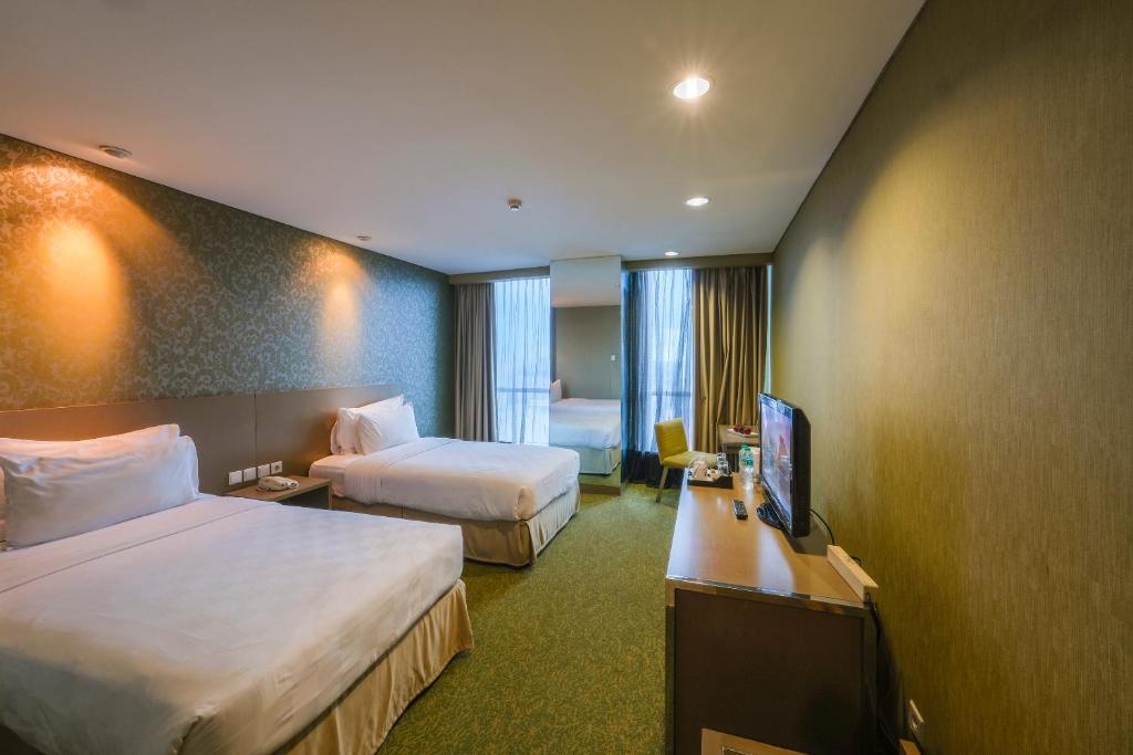 Двухместный (Улучшенный двухместный номер с 2 отдельными кроватями) отеля Swiss-Belhotel Mangga Besar, Джакарта