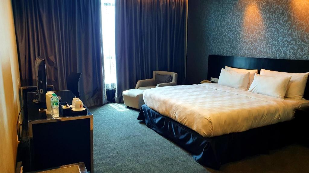 Двухместный (Улучшенный двухместный номер с 1 кроватью) отеля Swiss-Belhotel Mangga Besar, Джакарта