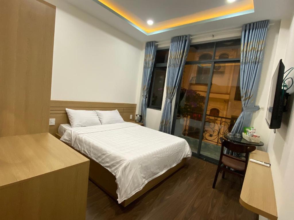 Двухместный (Двухместный номер Делюкс с 1 кроватью и балконом) отеля Kim Duyên Motel Nha Trang, Нячанг