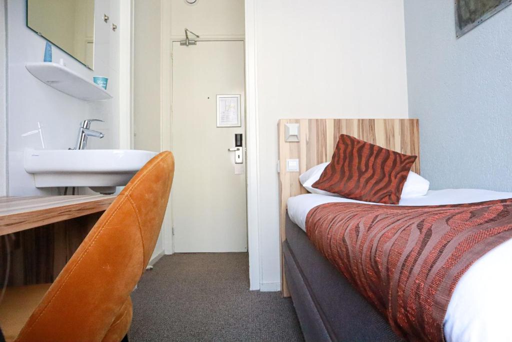 Одноместный (Бюджетный одноместный номер с собственной ванной комнатой в коридоре) отеля Hotel Asterisk 3 star superior, Амстердам